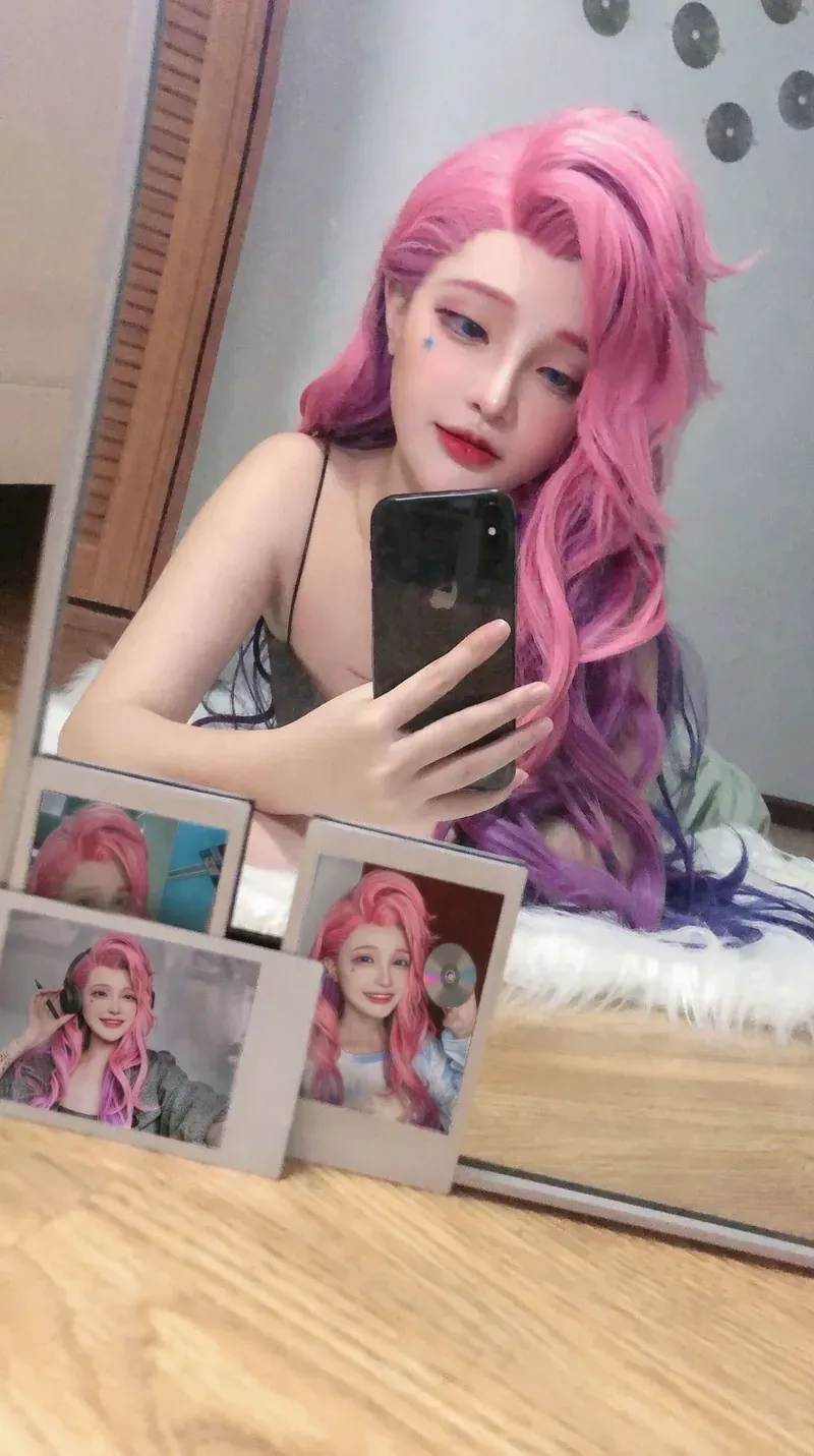 社媒平台与cosplay写真风格更新状态 粉色长发造型搭配手机自拍的室内照片
