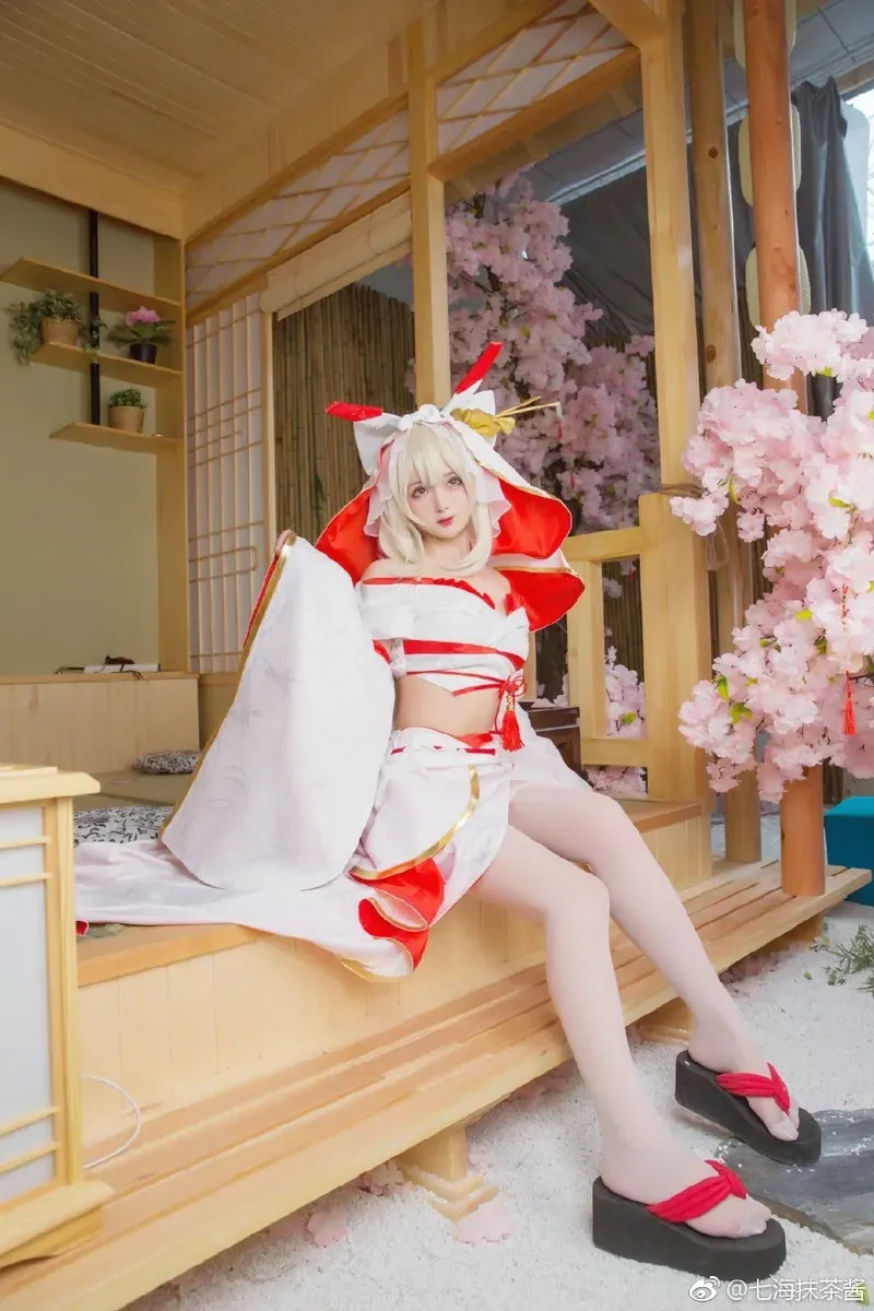 cosplay 平台线索与写真内容风格更新 红白角色服装场景照片