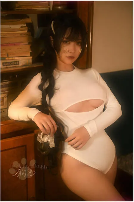 平台 白色服装室内造型照片