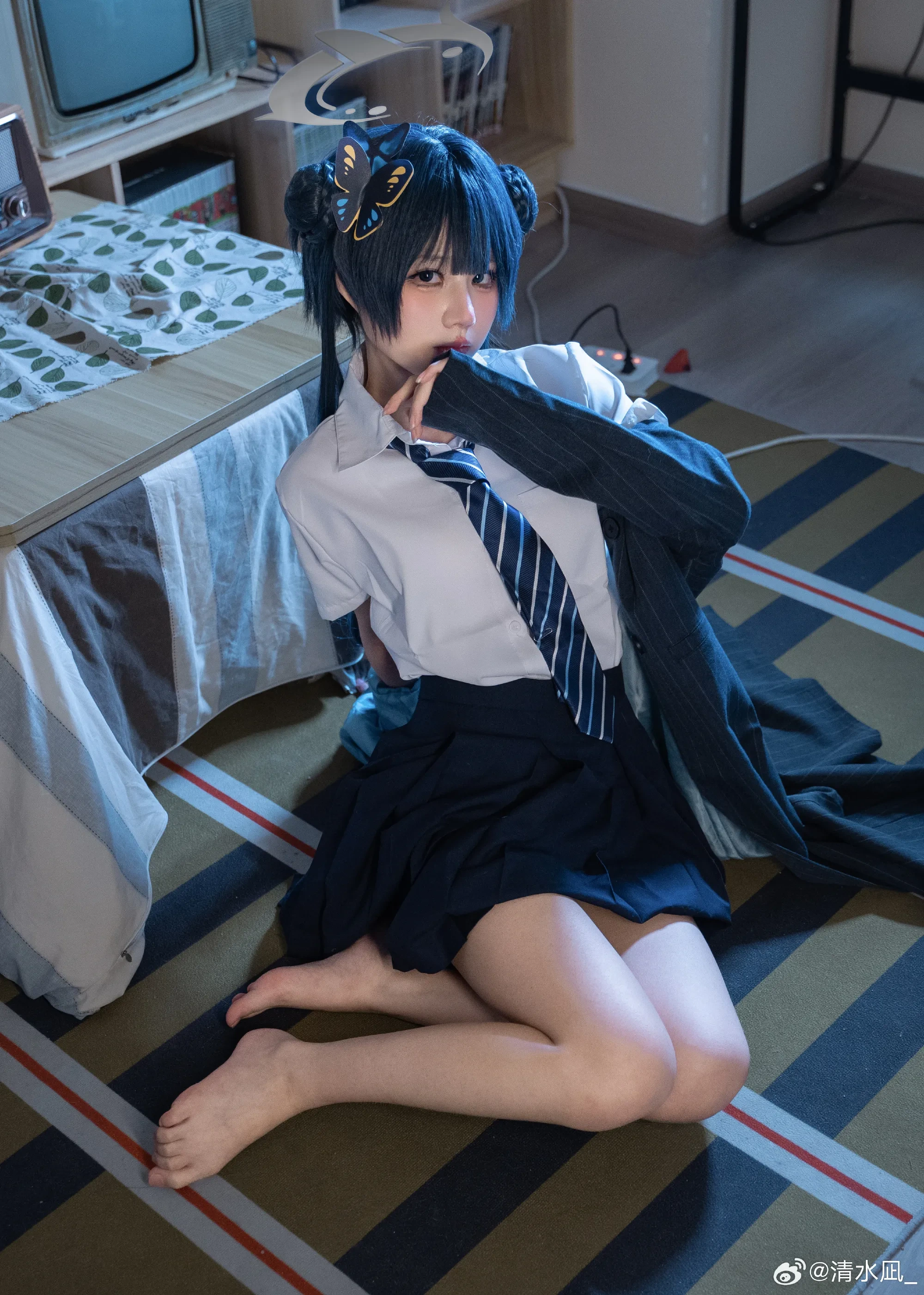 COS作品整理与社媒内容风格更新介绍 蓝色发饰校园风服装写真