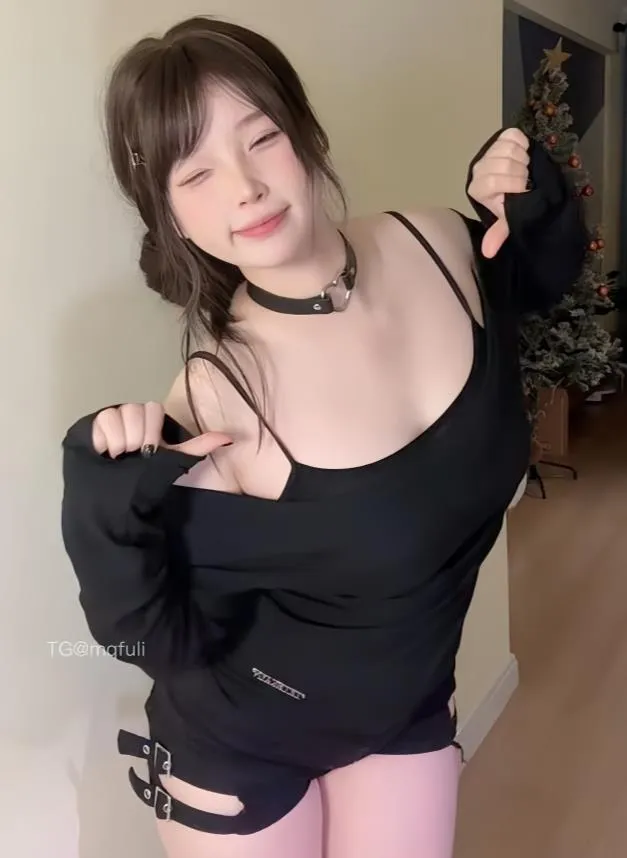 抖音视觉写真风格与更新 黑色服装造型与室内背景光线照片