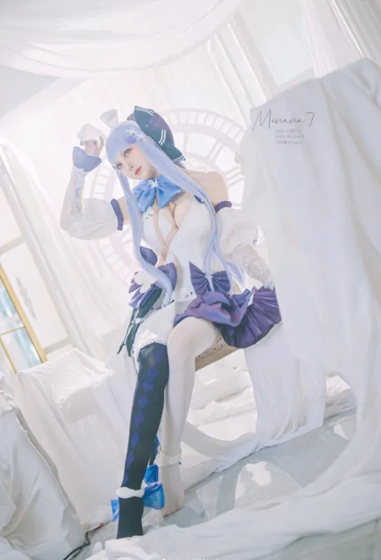 平台 浅蓝色假发与白蓝服饰的角色造型照片