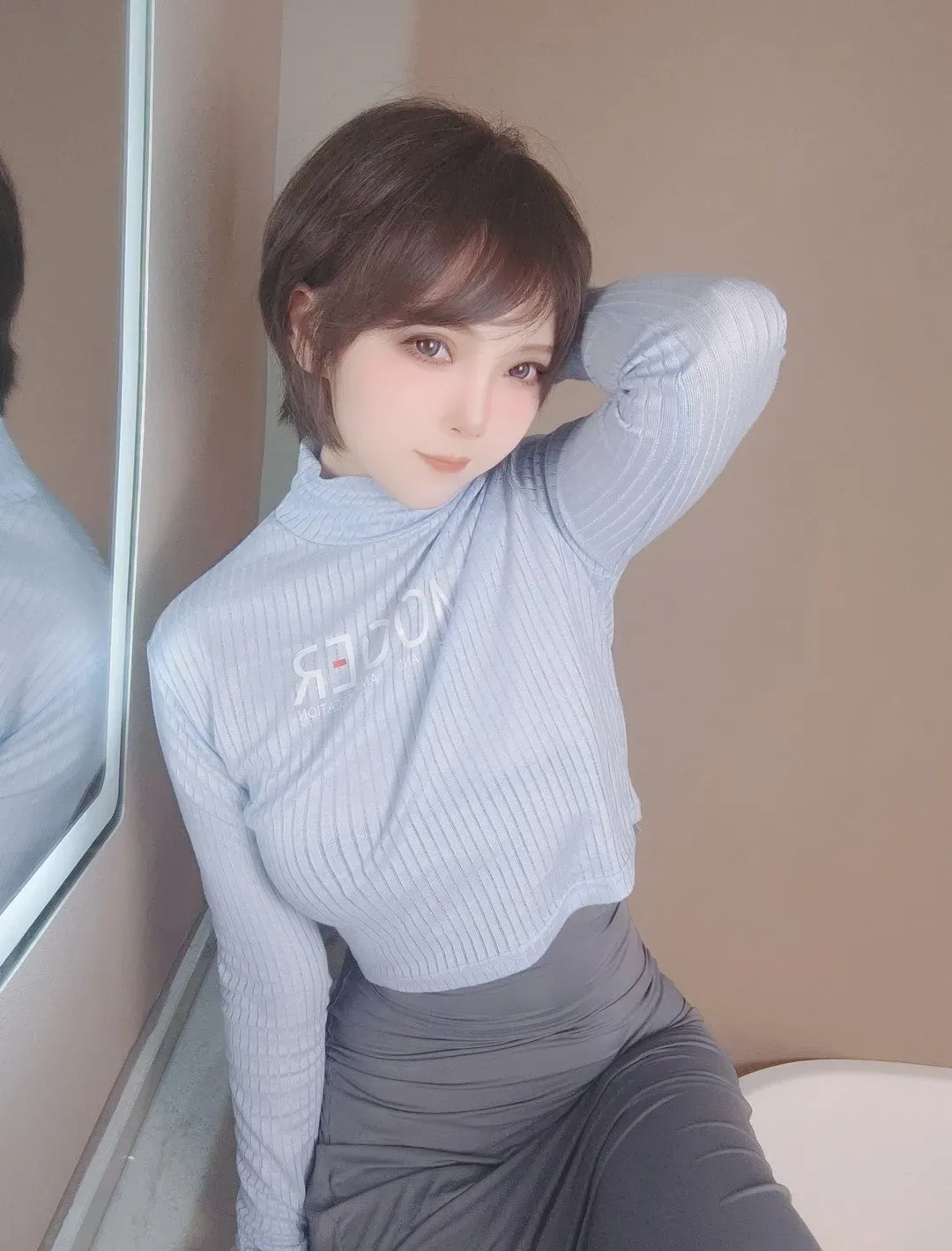 平台 浅灰针织服装搭配室内背景的写真照片
