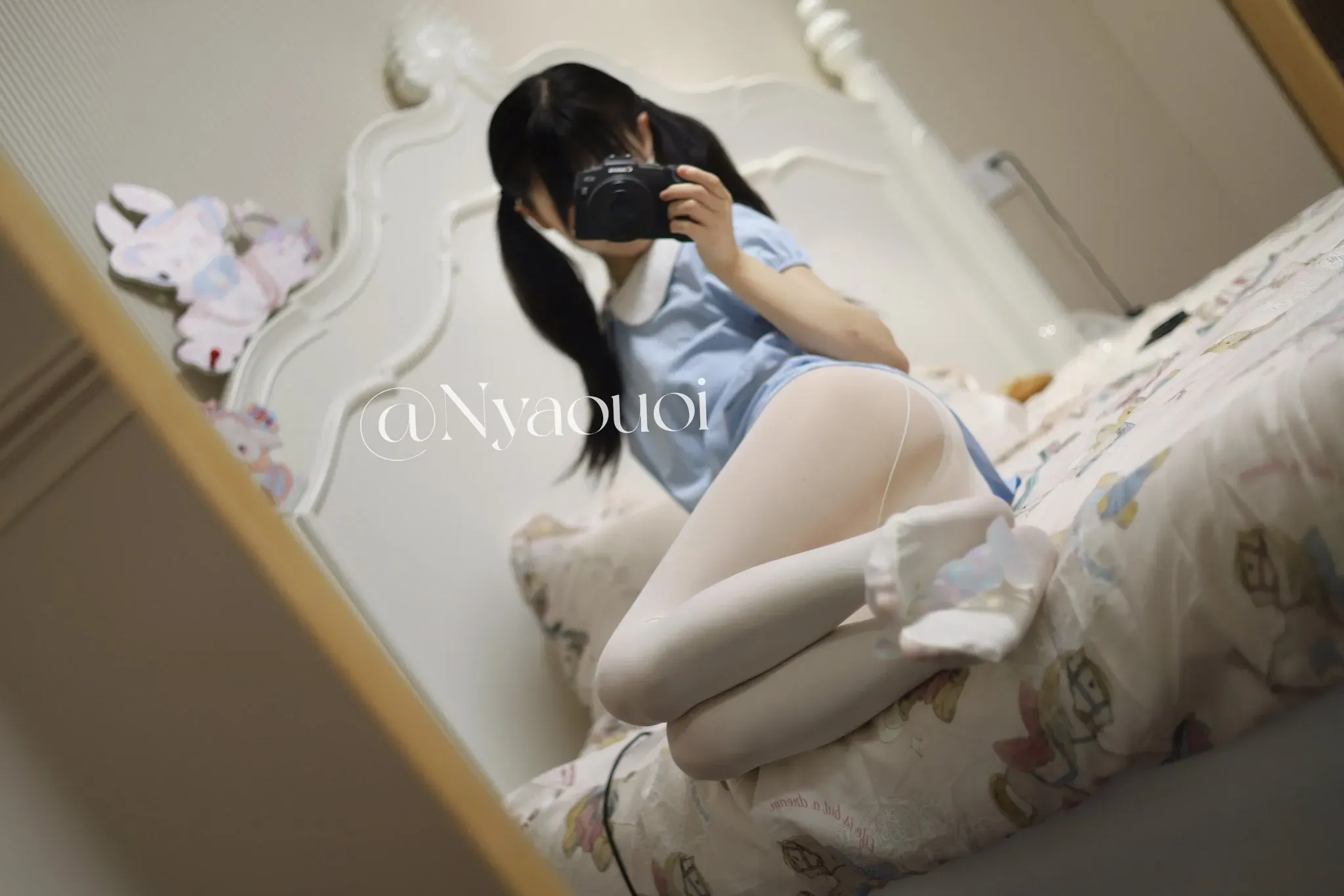 写真与社媒风格更新 蓝色服装室内照片