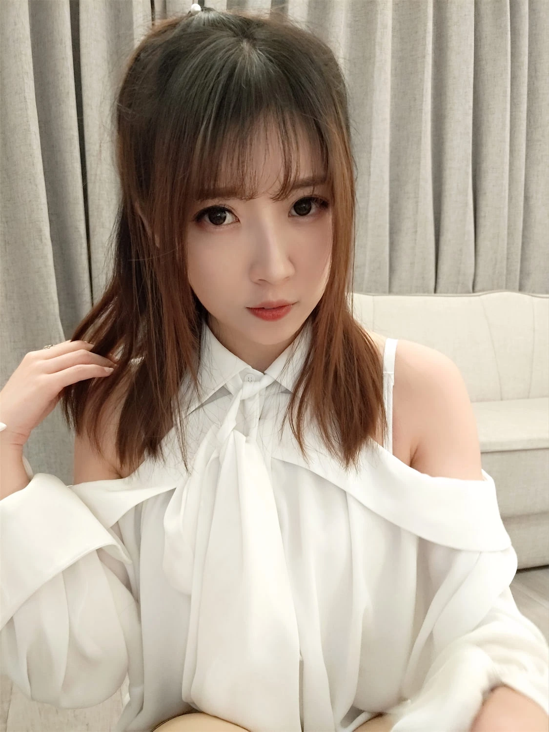 平台信息与社媒风格更新整理 白色服装近景人像照片