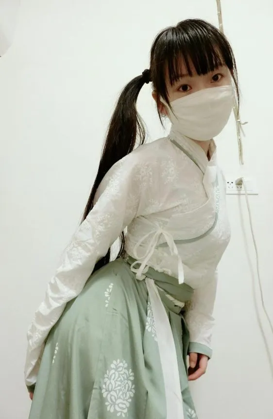 公开平台线索与写真视觉风格更新状态 浅色传统风格服饰照片