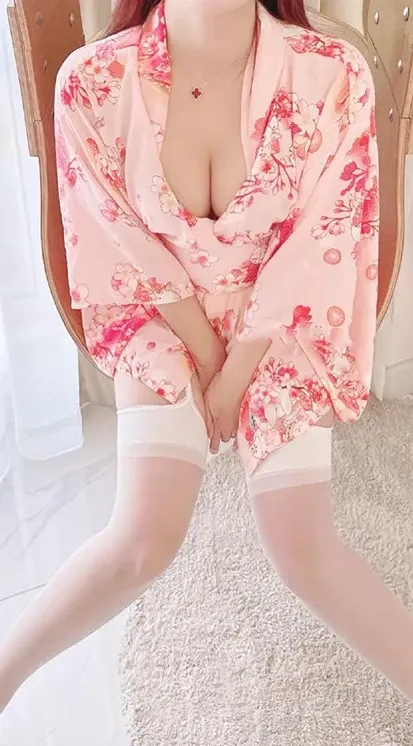 平台线索与穿搭内容风格更新整理 粉色花纹服装搭配浅色背景的室内照片