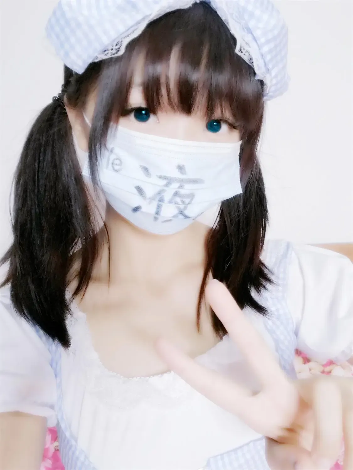 cosplay社媒平台与写真风格更新 白色服装长发刘海造型近照