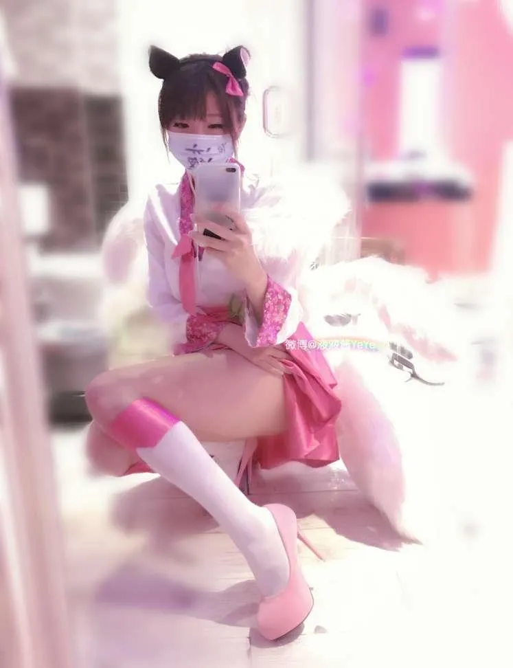 cosplay社媒平台与写真风格更新 粉色服装坐姿镜面照片