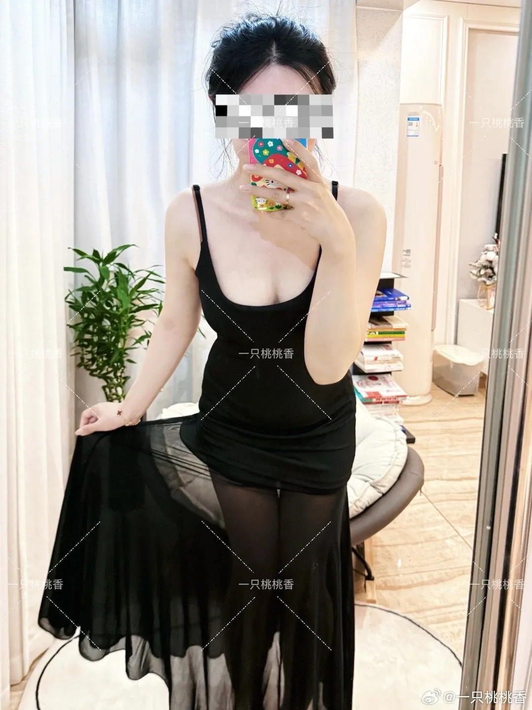 平台 黑色服装镜前造型