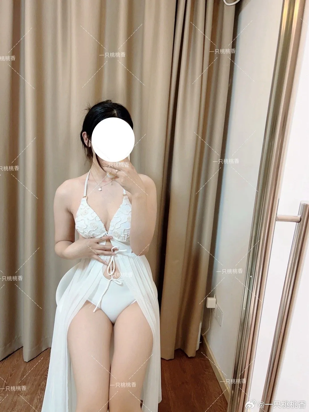 平台 白色服装坐姿造型