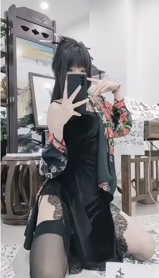 写真与抖音平台内容风格整理 黑色服装室内造型