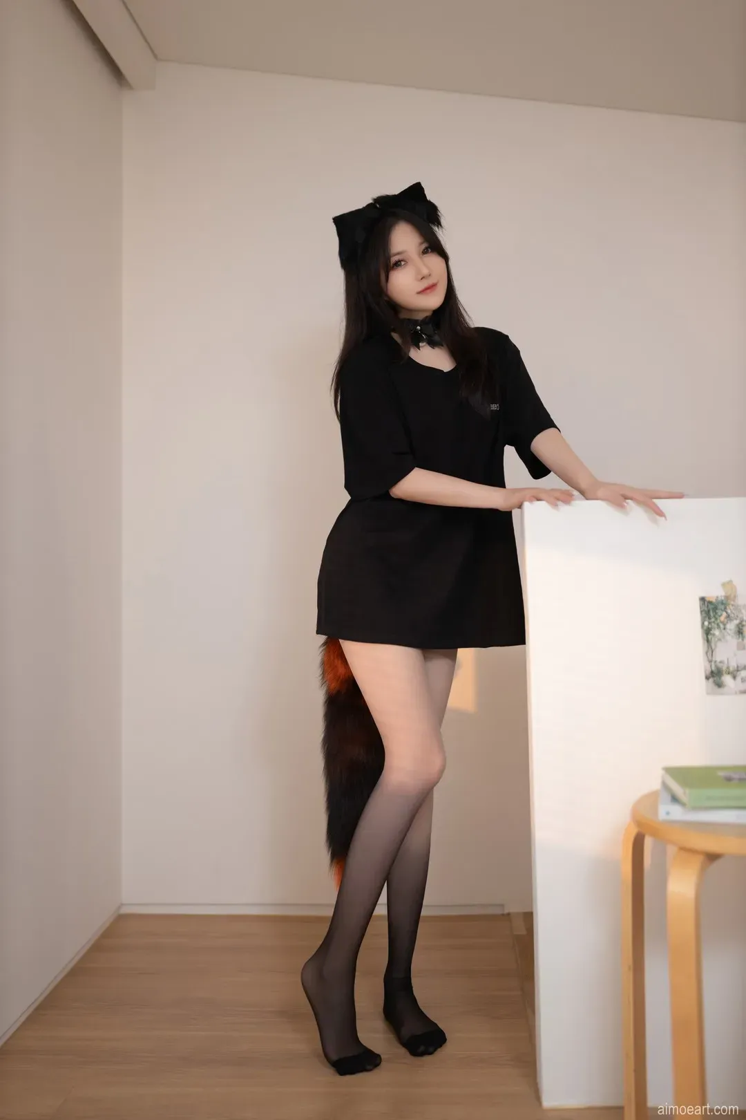 社媒平台线索与写真风格更新状态 黑色服装搭配长发造型照片