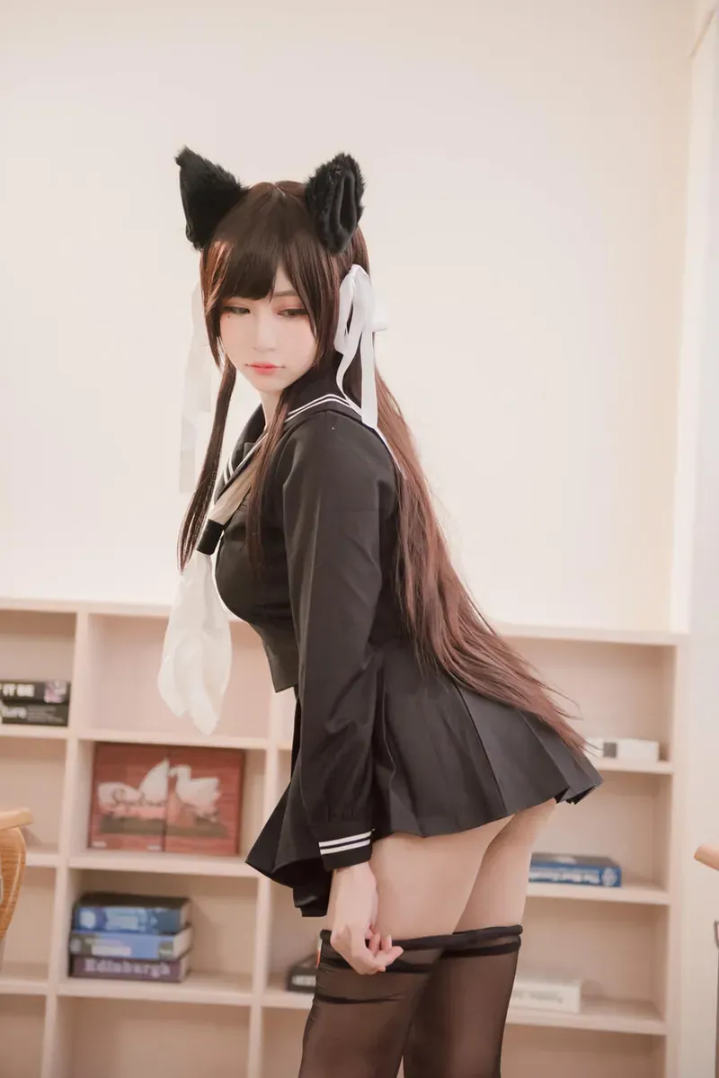 社媒平台线索与写真风格更新状态 深色服装搭配室内背景照片