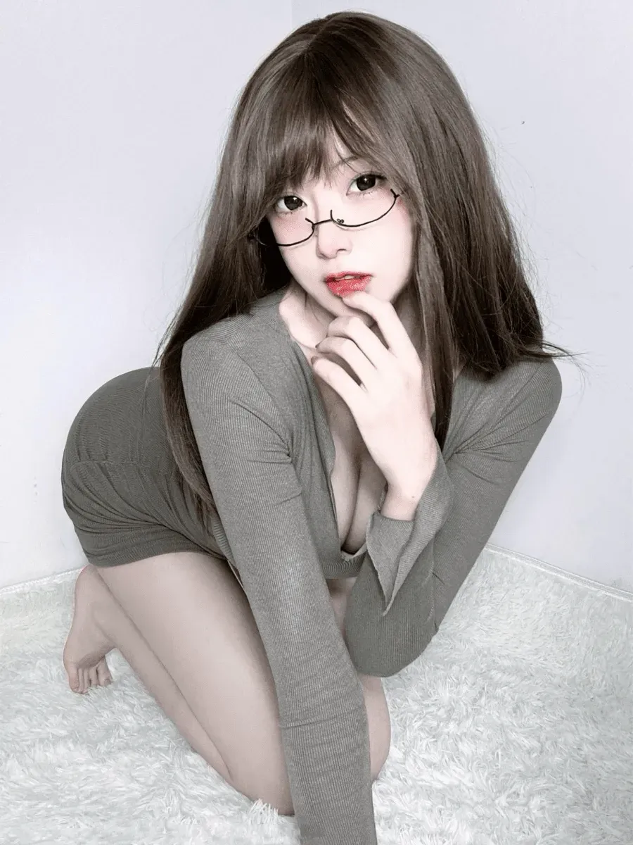 平台线索与COS视觉风格更新整理 长发人物搭配灰色服装的室内照片