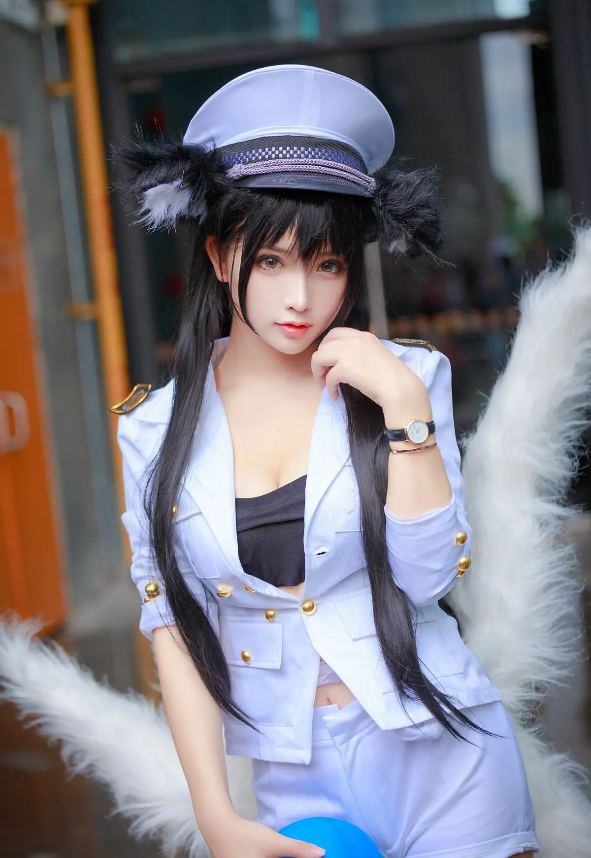 cosplay公开平台线索与写真内容风格更新记录 白色制服cosplay造型,黑色长发搭配帽饰与浅色服装