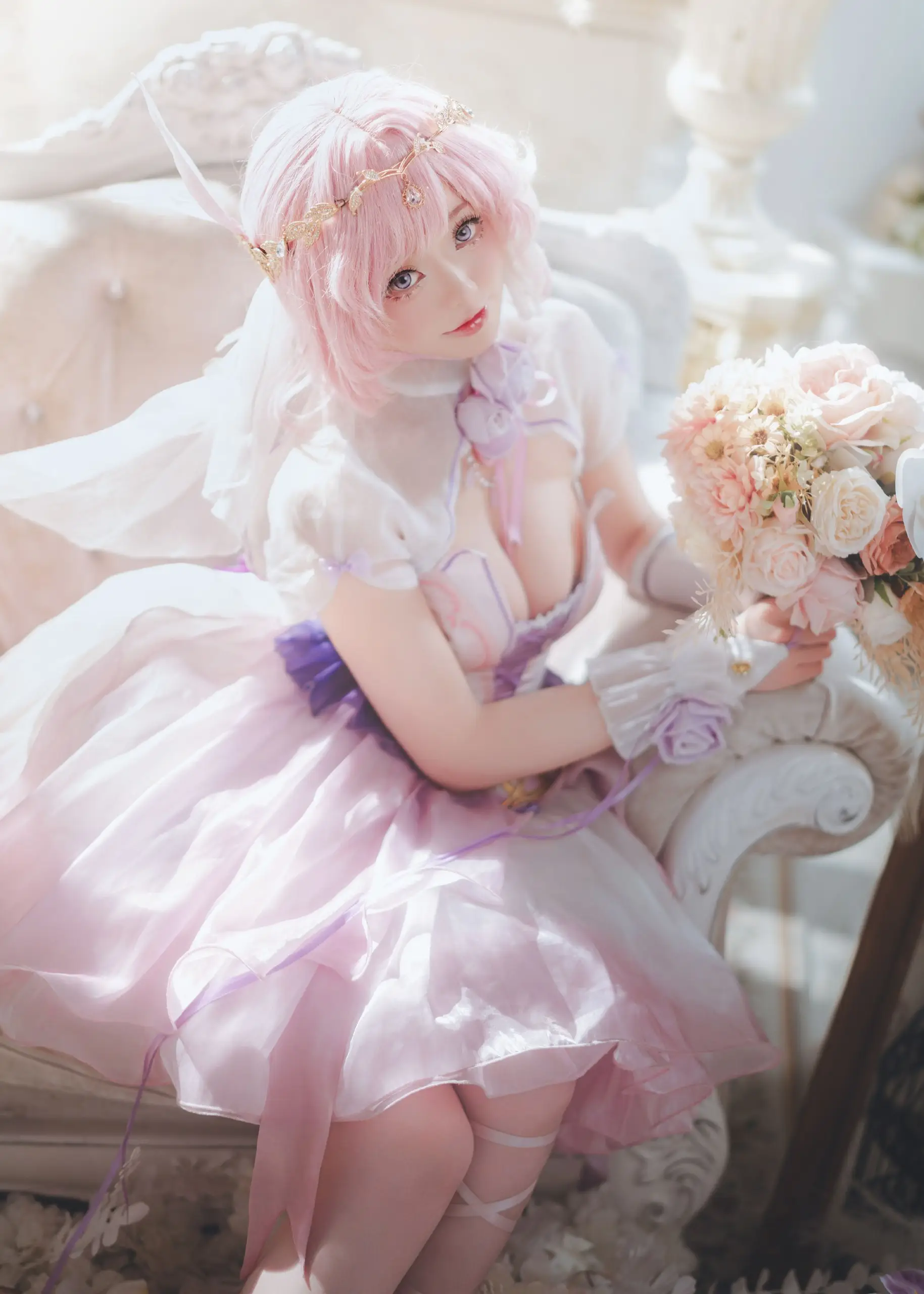 微博抖音平台线索与Cosplay内容风格更新整理 Cosplay造型照片，展示发型、服装搭配和角色视觉特点