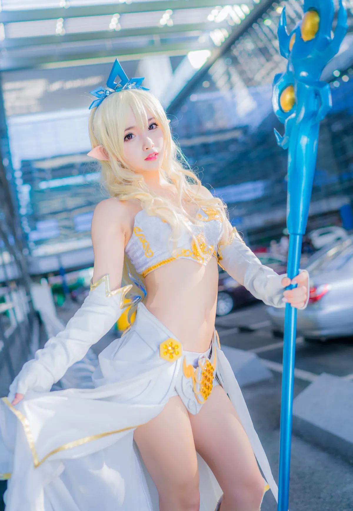 cosplay公开平台线索与写真内容风格更新记录 白色幻想角色cosplay，手持蓝色道具站立拍摄