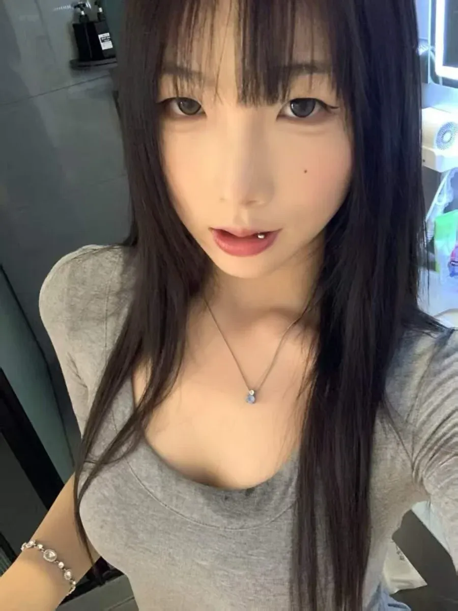 平台线索与自拍内容风格更新 长发刘海灰色服装自拍造型