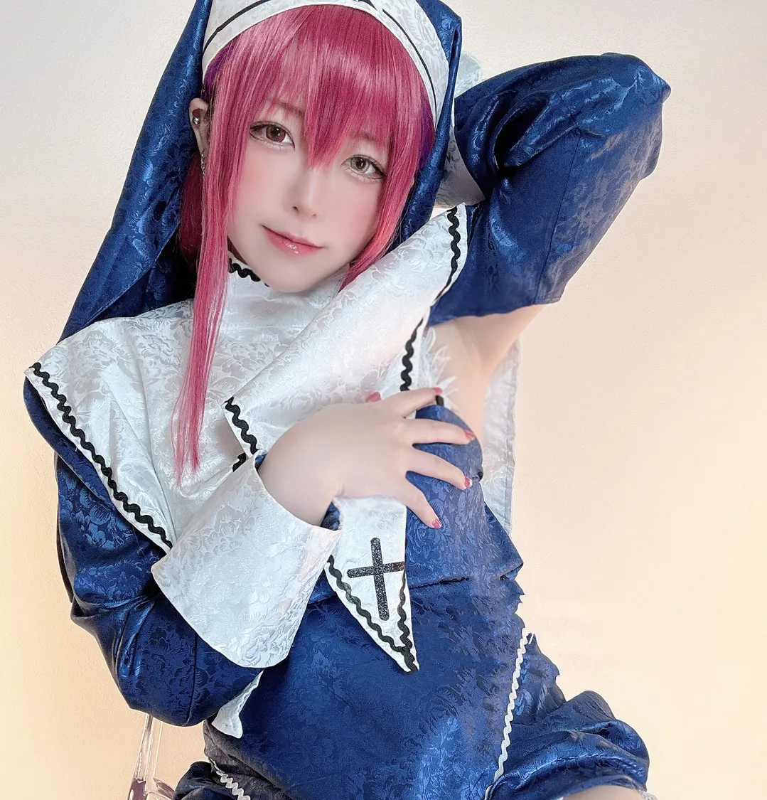 cosplay平台线索与视觉风格更新 粉色发型与蓝白服装角色造型图片