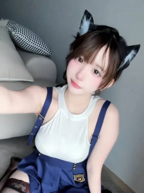 抖音平台线索与舞蹈写真风格更新 蓝白服装自拍照片