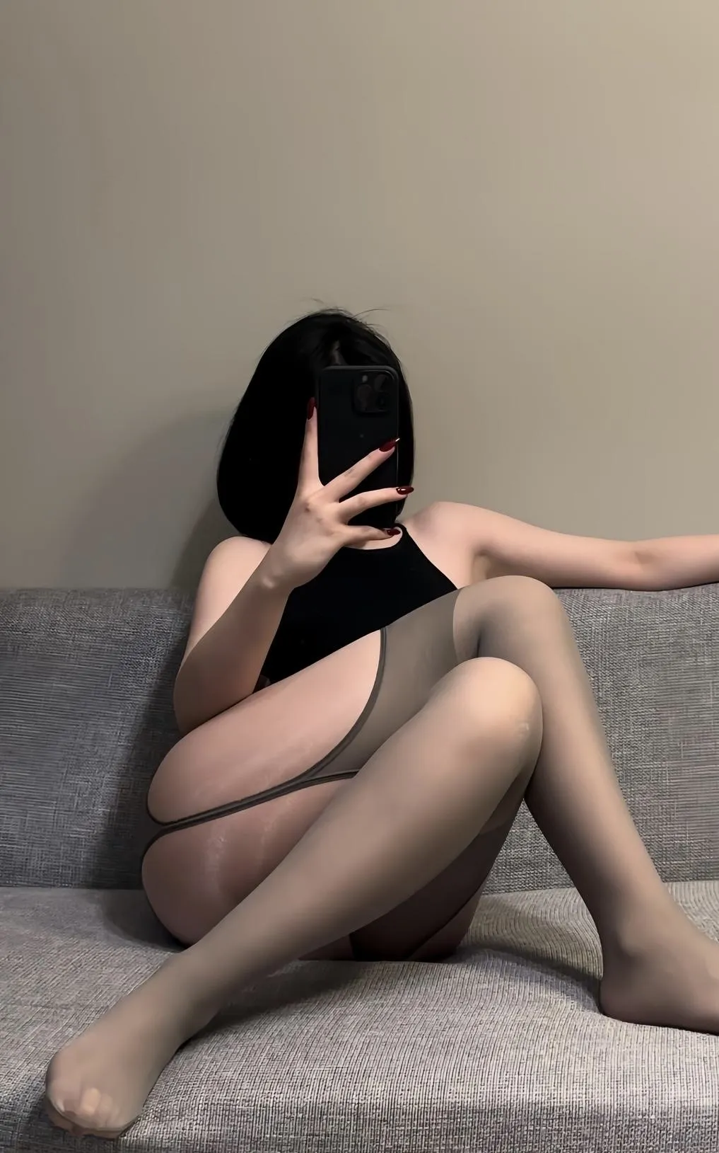 抖音微博写真视觉风格与更新线索整理 黑色服装沙发环境照片