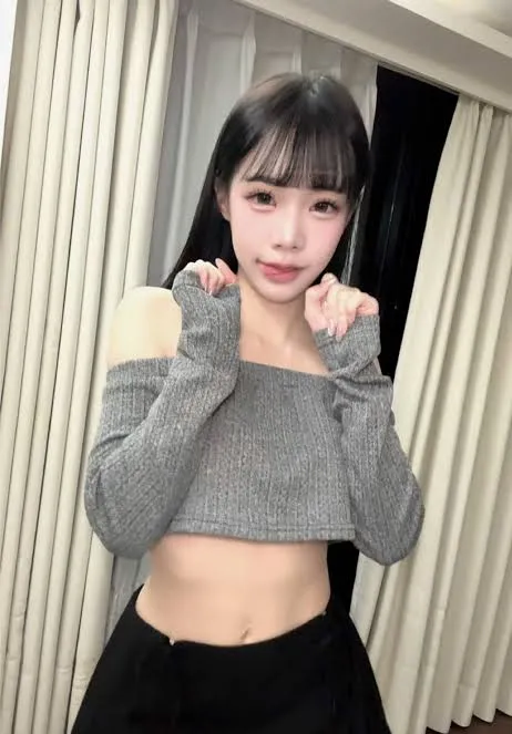 抖音账号线索与写真风格 黑色长发搭配灰色针织上衣的室内自拍