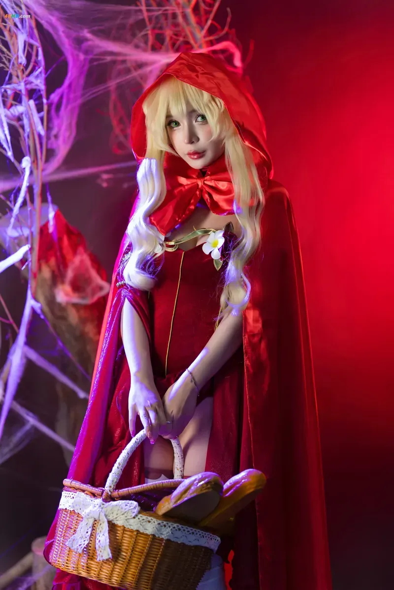 cosplay 平台线索与写真风格更新状态 红色斗篷长发角色扮演造型照片