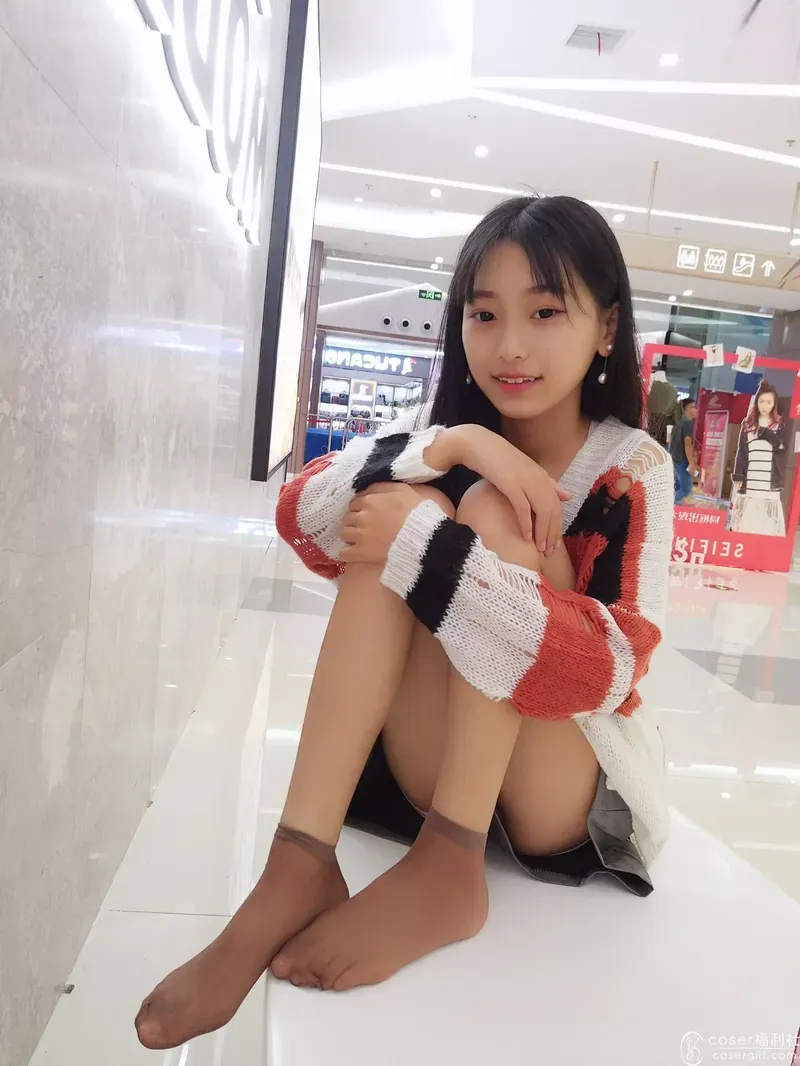 微博Instagram社媒线索与写真风格更新状态 白色针织服装室内生活风格照片