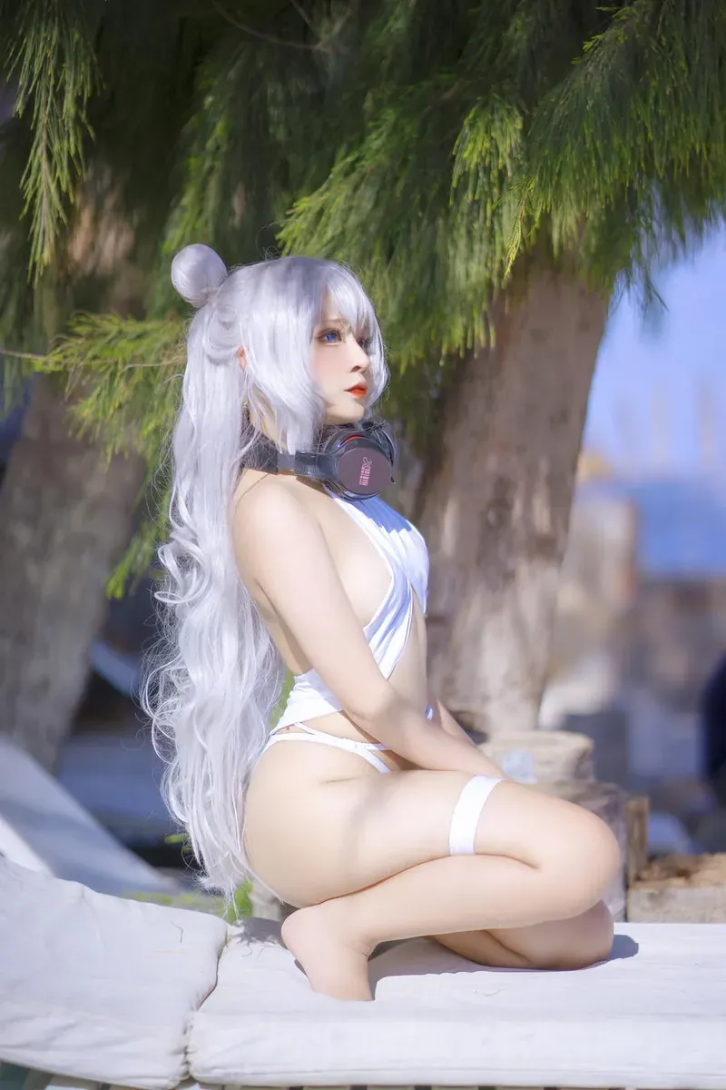 cosplay 平台线索与写真内容风格更新记录 白色长发与浅色服装搭配的角色造型照片