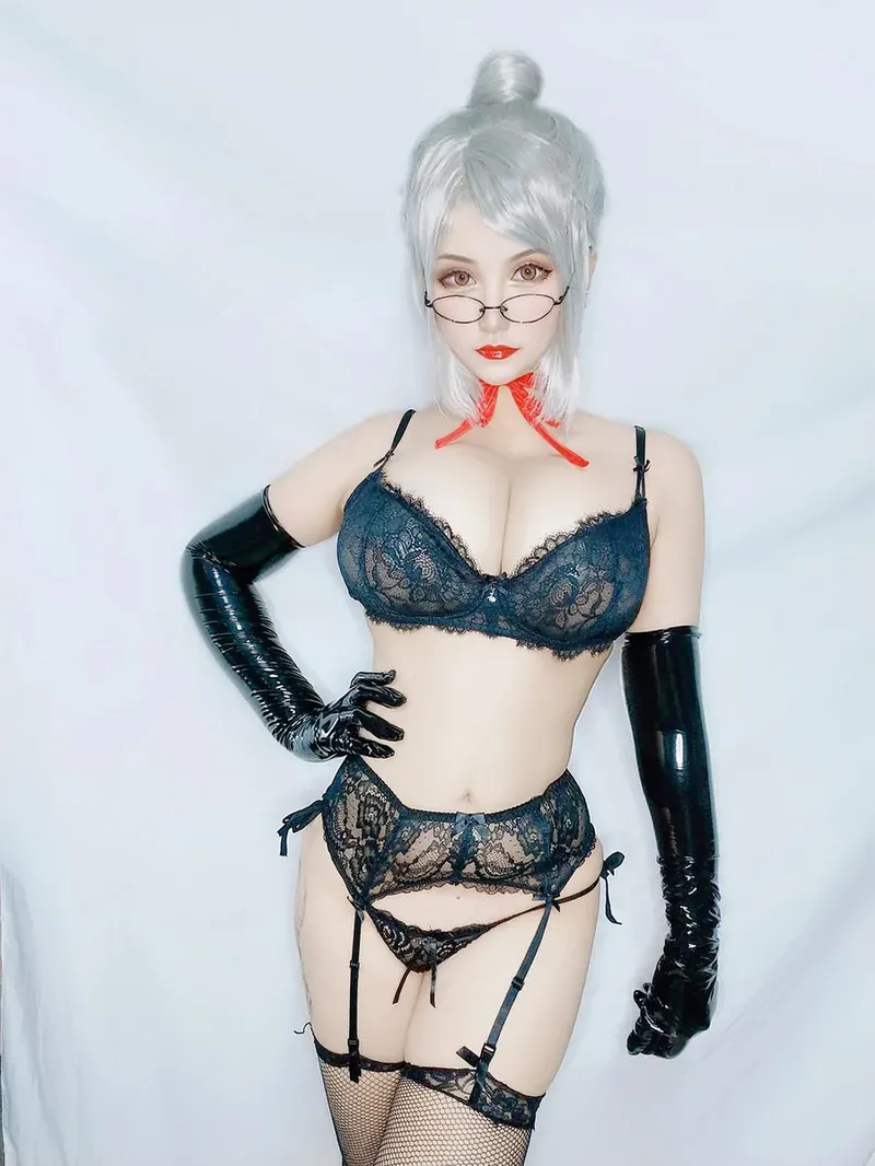 cosplay 平台线索与内容风格更新记录 银白色发型与深色服装造型照片