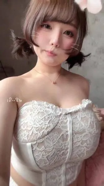 公开平台线索与写真内容风格 白色蕾丝元素服装搭配近距离镜头的自拍照片