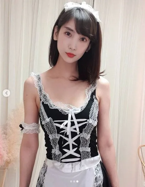 写真与公开平台线索 内容风格更新记录 黑白服装造型人像图