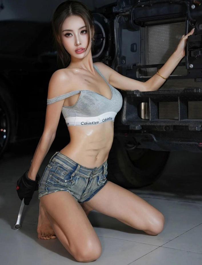 微博推特公开平台线索与写真风格更新介绍 灰色上衣搭配牛仔短裤的室内拍摄
