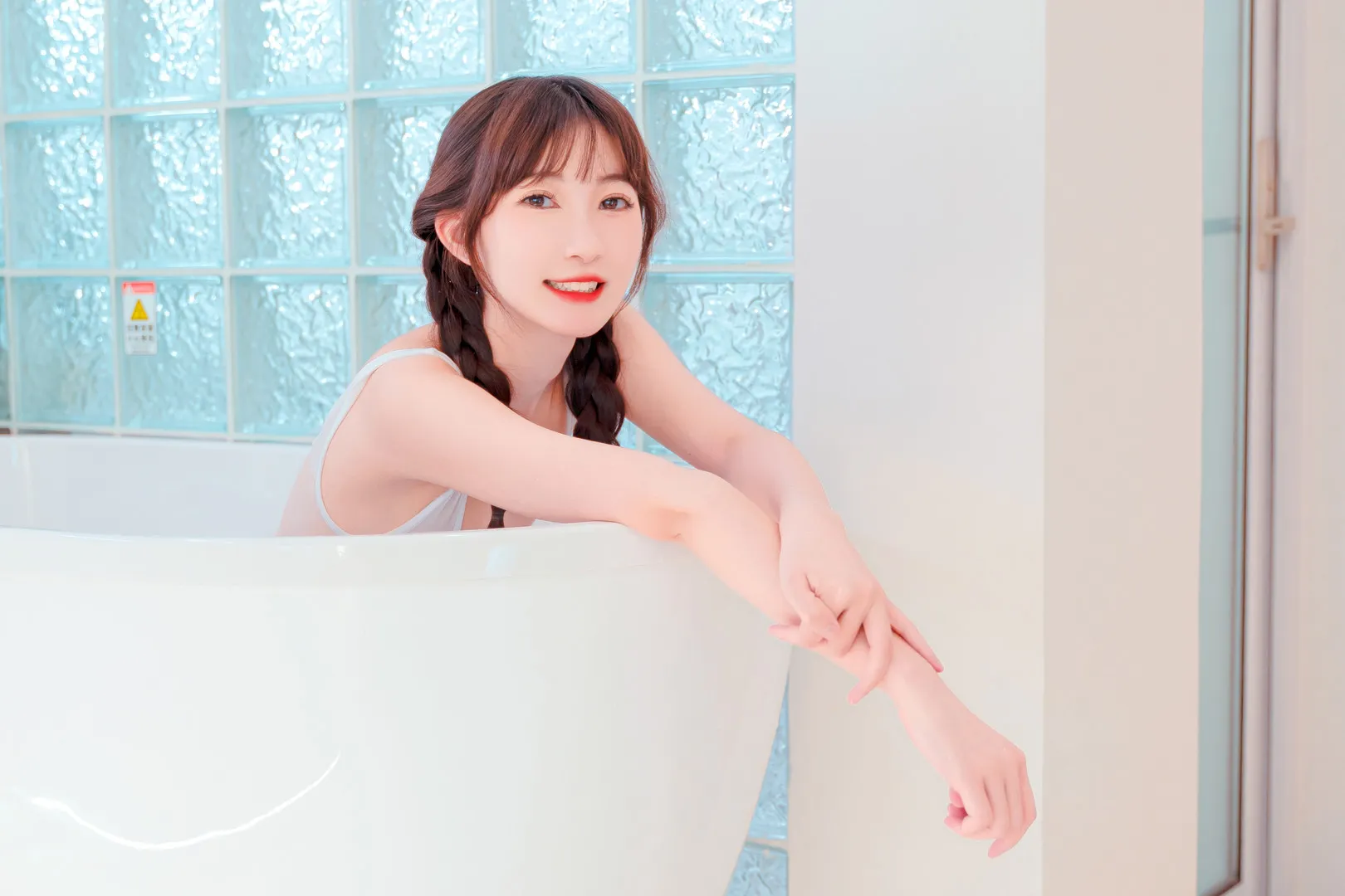 Cosplay平台线索与视觉作品风格整理 浅色服装角色造型室内摄影图片
