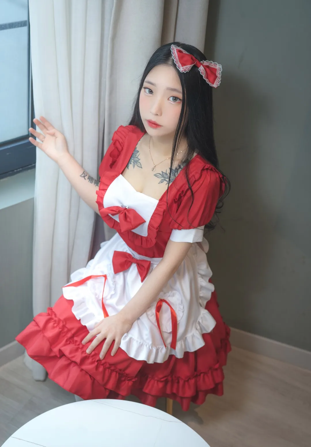 平台线索与内容风格更新整理 室内红白服装搭配的近距离人像照片