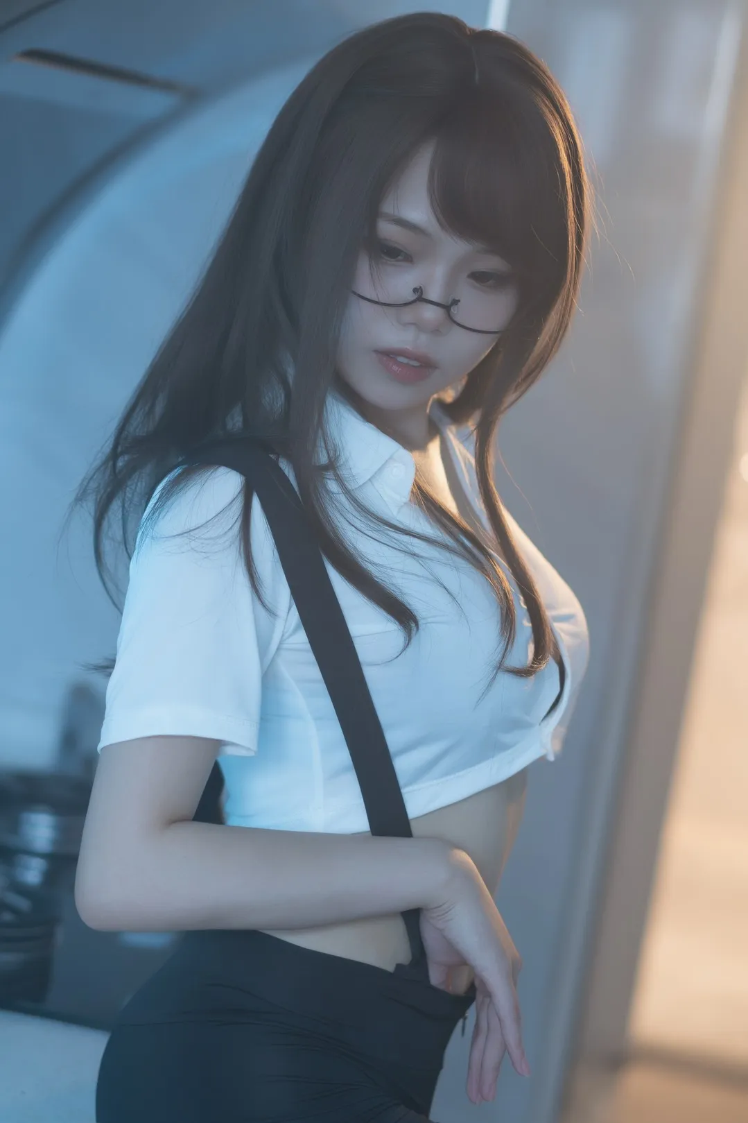 COS作品与微博社媒视觉风格整理 白色制服与眼镜造型照片