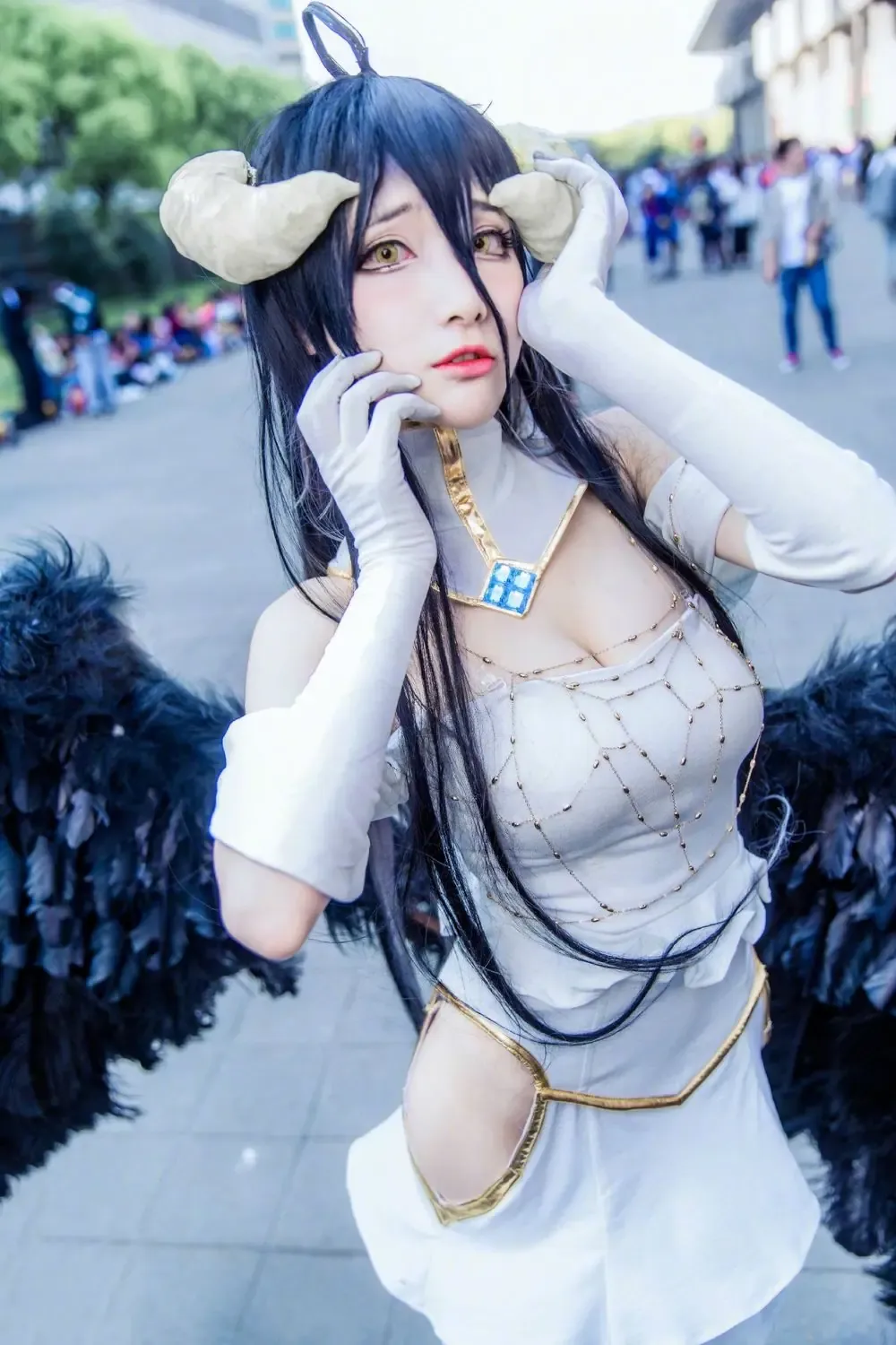cosplay平台线索与写真视觉风格更新整理 白色服装搭配深色长发的Cosplay角色造型照片