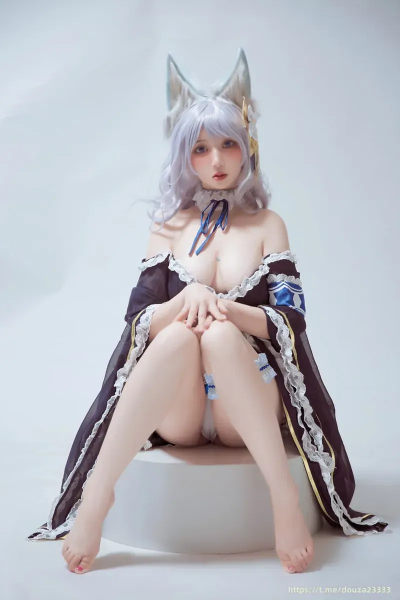 公开平台线索与Cosplay视觉风格 白色长发搭配猫耳装饰的角色Cosplay照片