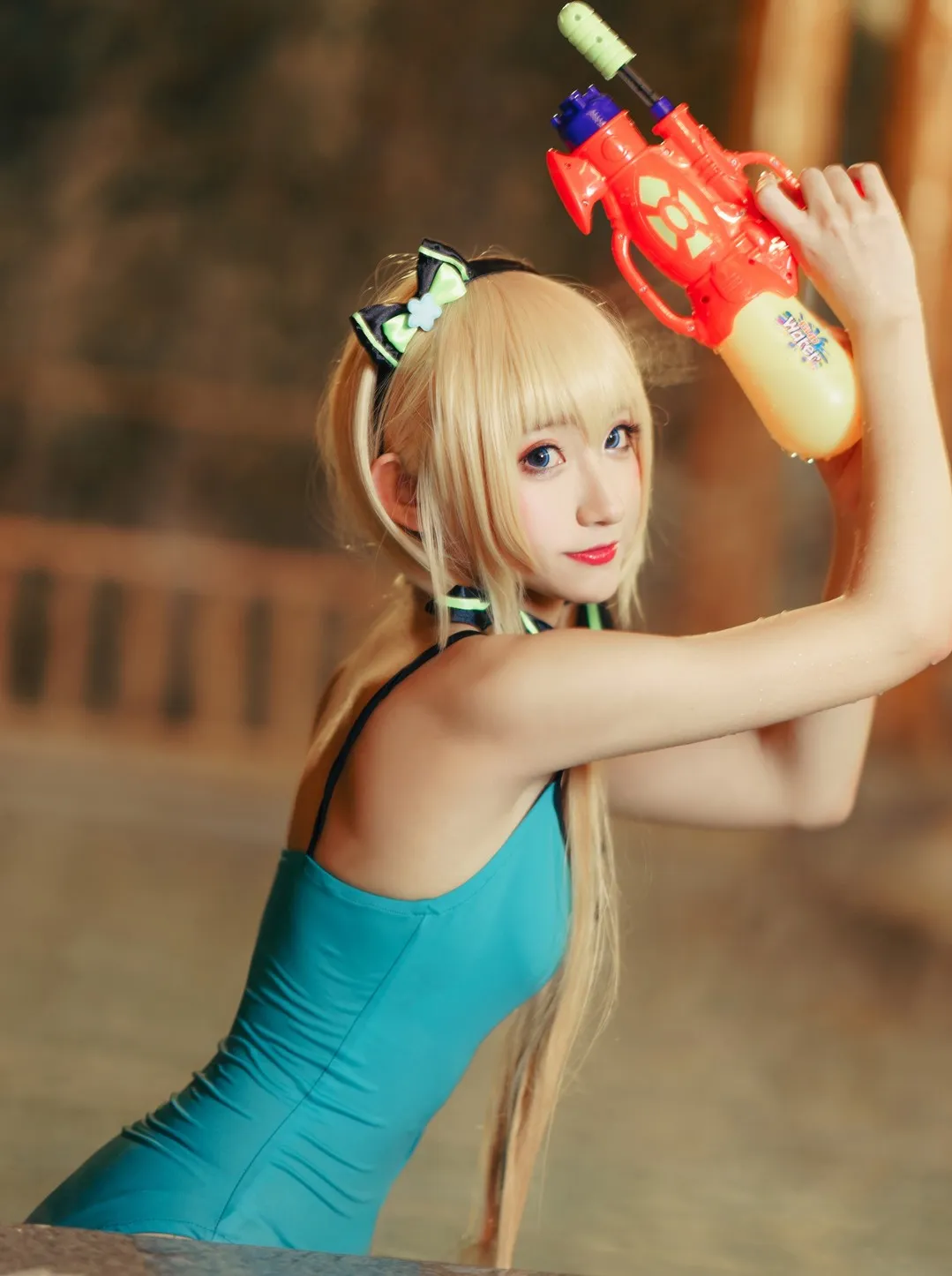 公开平台线索与Cosplay风格更新 角色Cosplay人物在室内水池空间中的互动画面