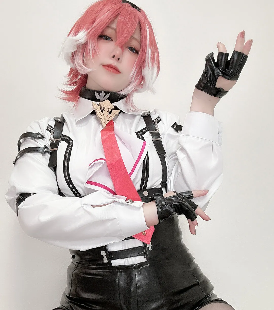 cosplay平台线索与视觉风格更新 粉色短发与白黑服装造型图片