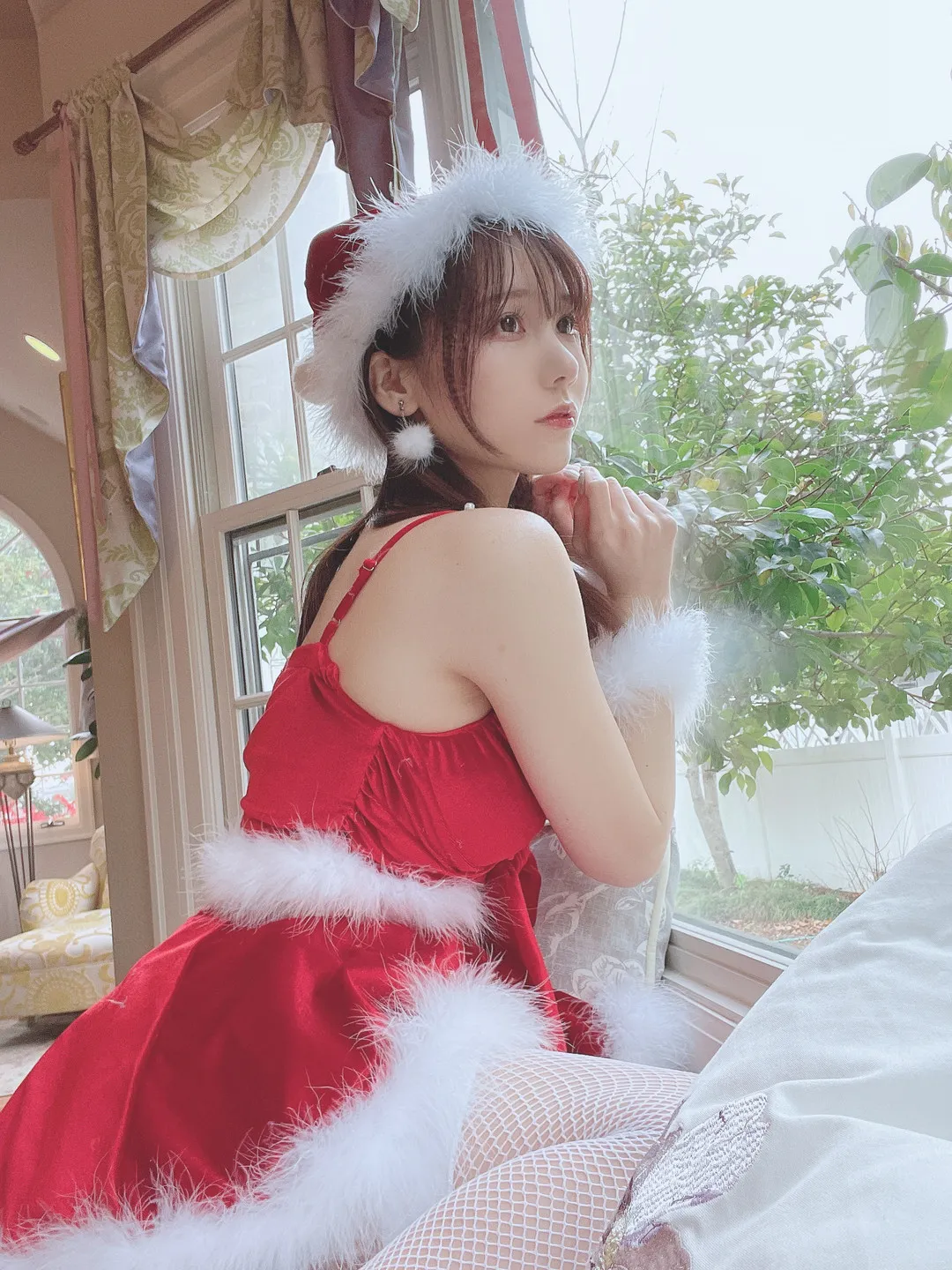 KenKen X与Fantia公开平台线索及写真风格更新 红色服装与白色装饰写真照片