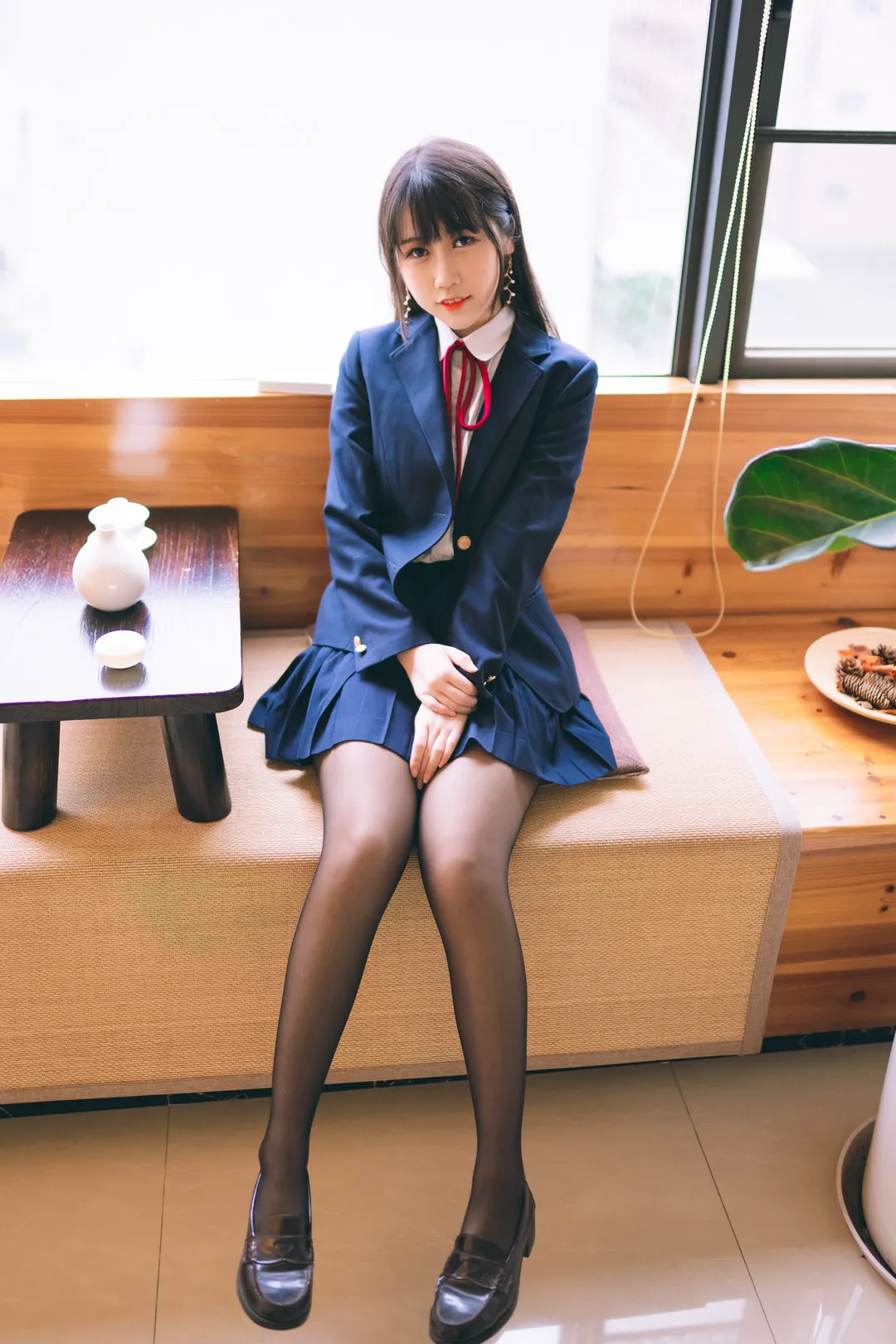 微博与B站平台线索及Cosplay作品风格更新 深色制服坐姿写真
