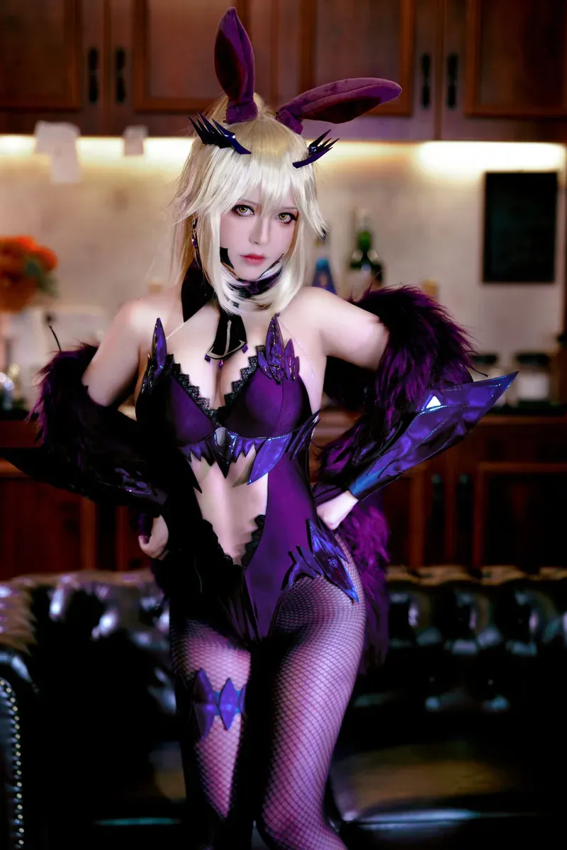 微博与Instagram平台线索及cosplay写真风格更新 cosplay造型，白色假发搭配紫色角色服装和兔耳配件