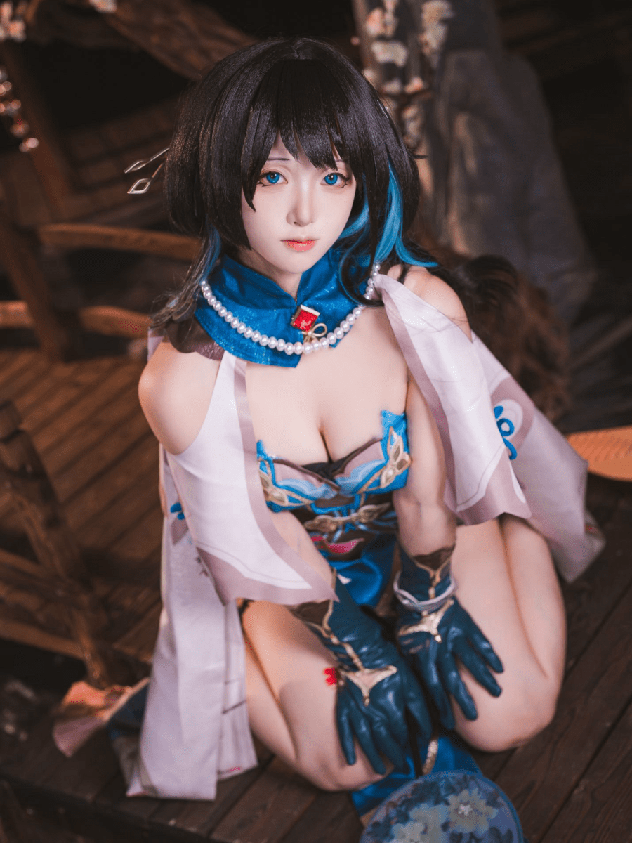 平台线索与Cosplay作品风格更新整理 蓝黑配色角色COS造型,短发假发与白色服装搭配