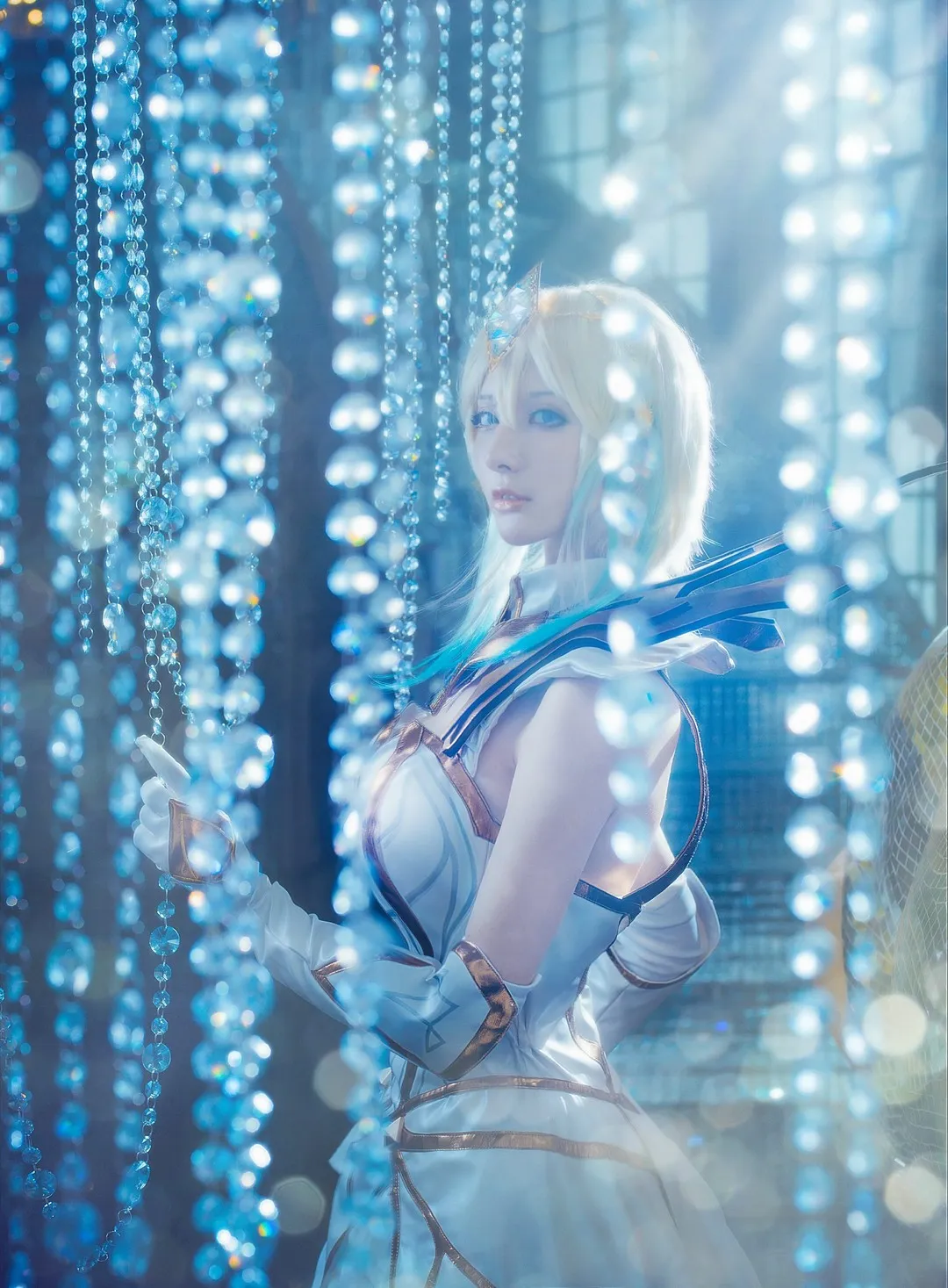 cosplay平台线索与写真视觉风格更新整理 浅色长发角色服装搭配蓝色光影环境的Cosplay照片
