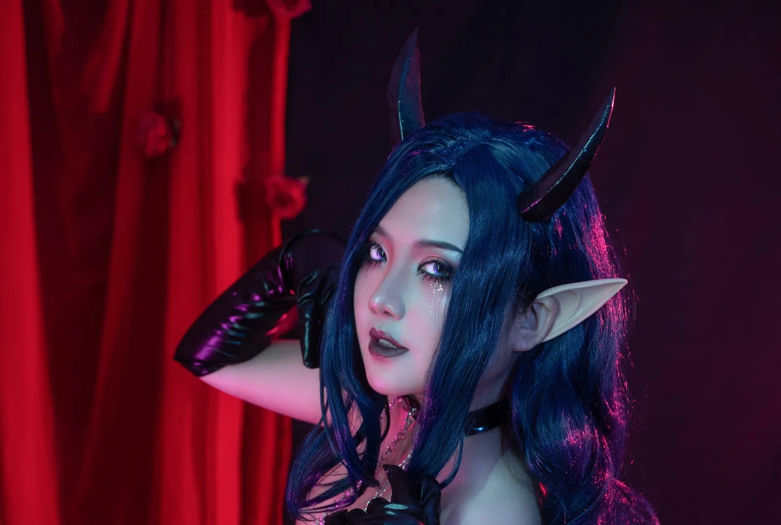 微博平台线索与cosplay写真风格更新记录 暗色系cosplay造型照片,蓝黑长发搭配角色服饰和舞台灯光