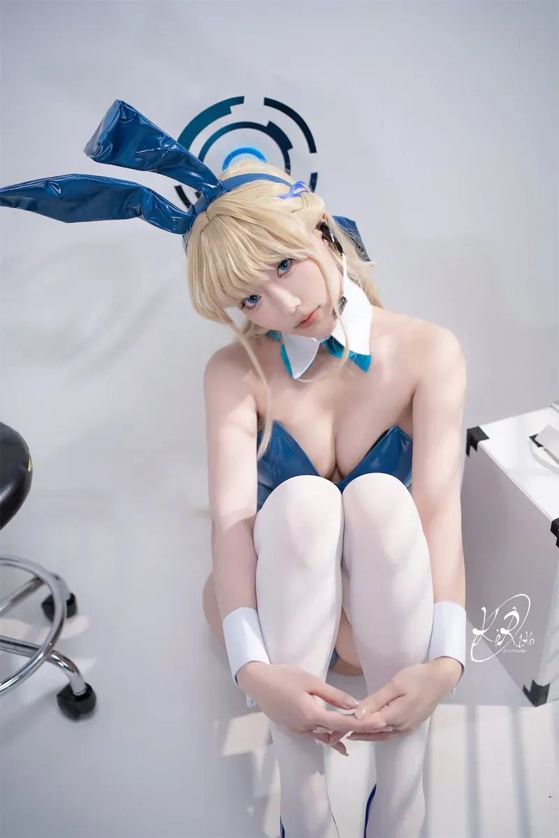 公开平台线索与Cosplay视觉风格 金色假发与蓝色服装搭配的角色摄影照片