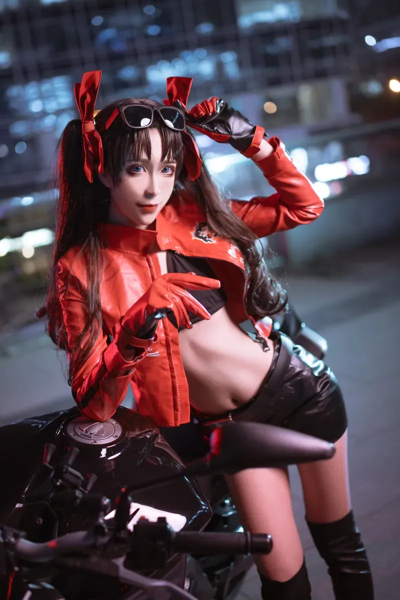 Instagram与社媒平台线索 红色外套长发造型与夜景背景中的Cosplay照片