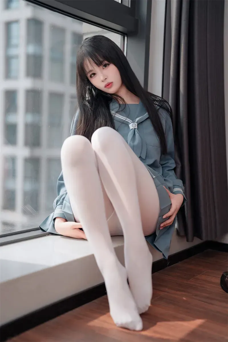 抖音平台线索与写真风格更新整理 窗边坐姿与浅色服装搭配的生活风格照片